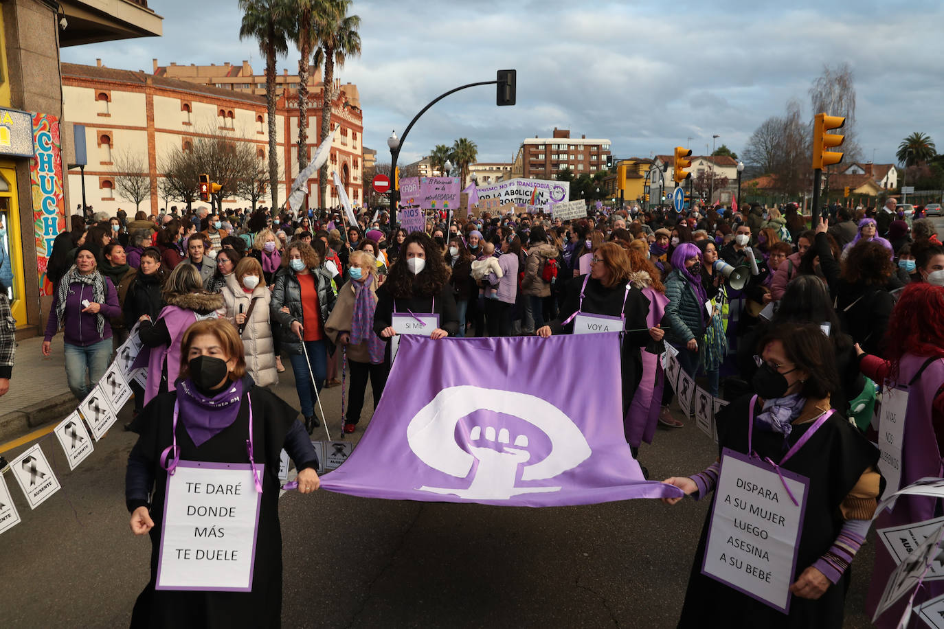 Las mujeres asturianas 'paran' este martes para renovar el impulso en la lucha por la igualdad.Las calles de Gijón se han llenado de miles de personas, unas 5.000, para celebrar el Día Internacional de la Mujer.