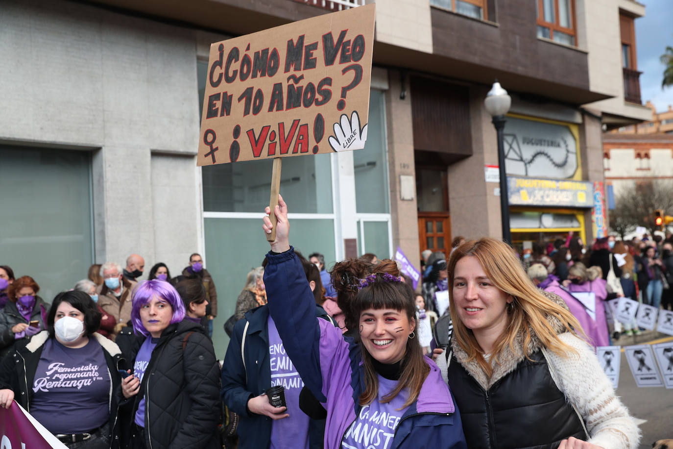 Las mujeres asturianas 'paran' este martes para renovar el impulso en la lucha por la igualdad.Las calles de Gijón se han llenado de miles de personas, unas 5.000, para celebrar el Día Internacional de la Mujer.