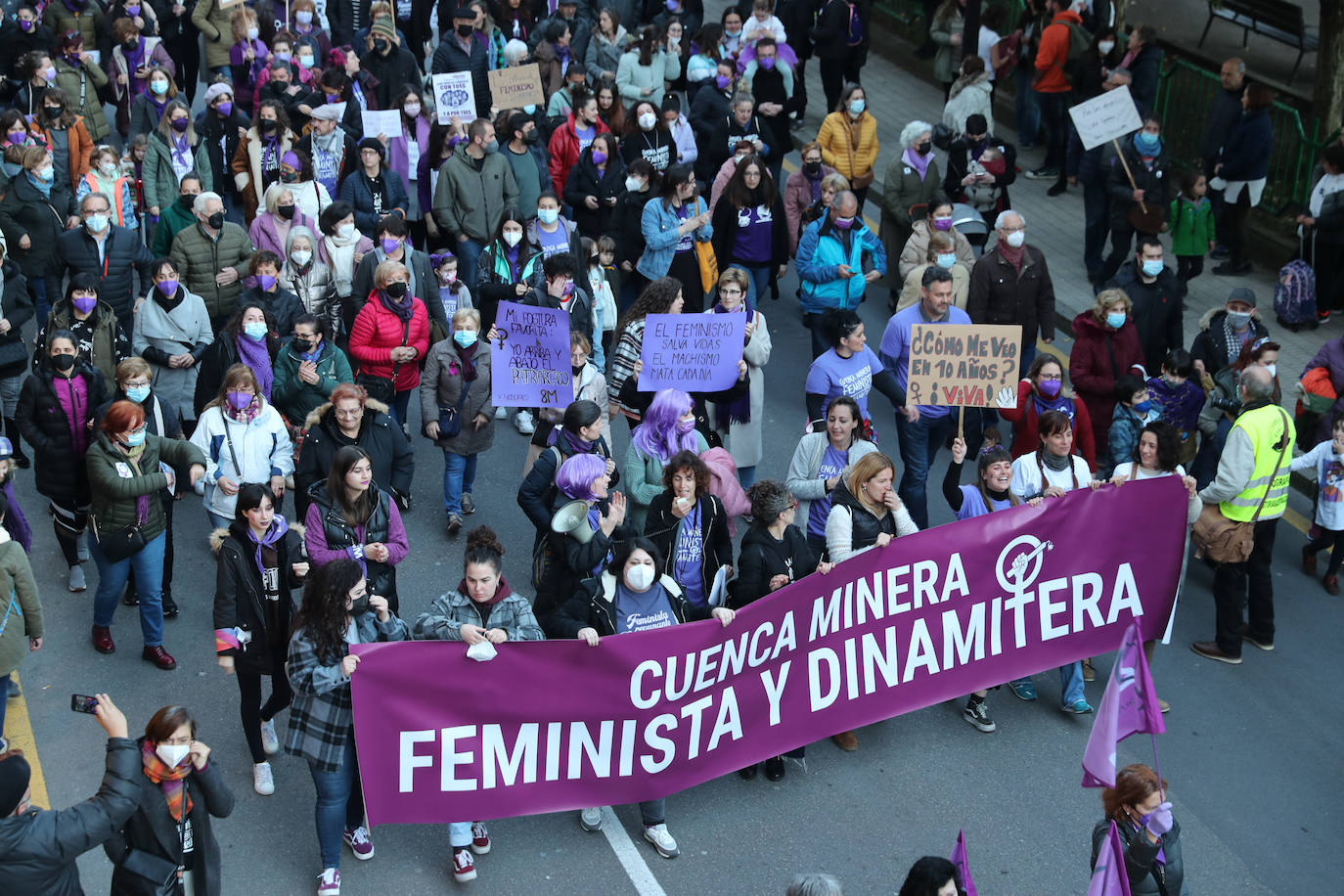 Las mujeres asturianas 'paran' este martes para renovar el impulso en la lucha por la igualdad.Las calles de Gijón se han llenado de miles de personas, unas 5.000, para celebrar el Día Internacional de la Mujer.