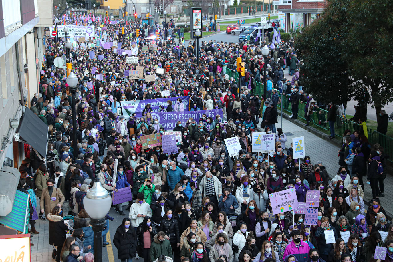 Las mujeres asturianas 'paran' este martes para renovar el impulso en la lucha por la igualdad.Las calles de Gijón se han llenado de miles de personas, unas 5.000, para celebrar el Día Internacional de la Mujer.