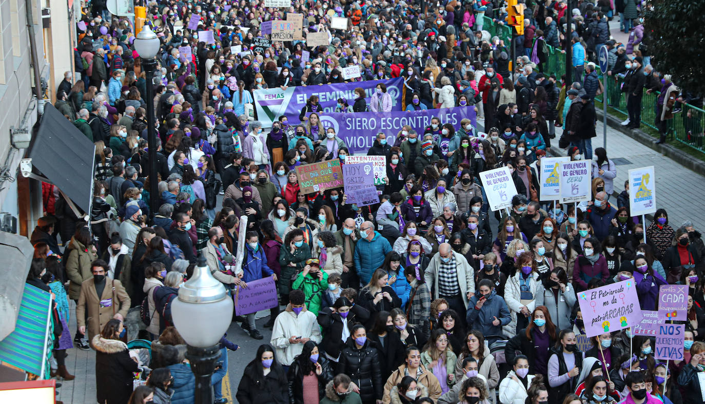 Las mujeres asturianas 'paran' este martes para renovar el impulso en la lucha por la igualdad.Las calles de Gijón se han llenado de miles de personas, unas 5.000, para celebrar el Día Internacional de la Mujer.