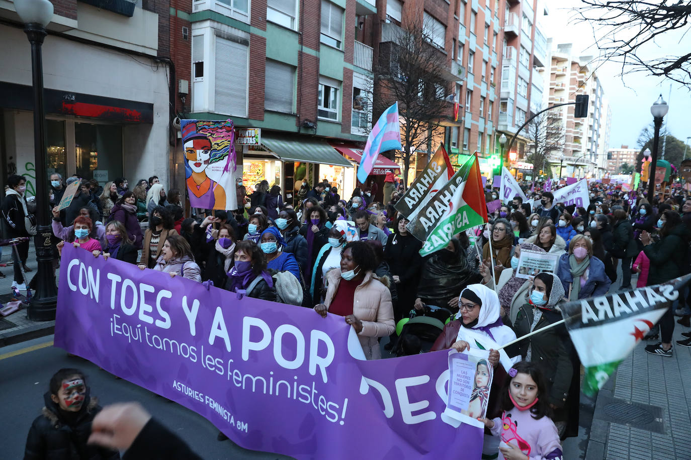 Las mujeres asturianas 'paran' este martes para renovar el impulso en la lucha por la igualdad.Las calles de Gijón se han llenado de miles de personas, unas 5.000, para celebrar el Día Internacional de la Mujer.