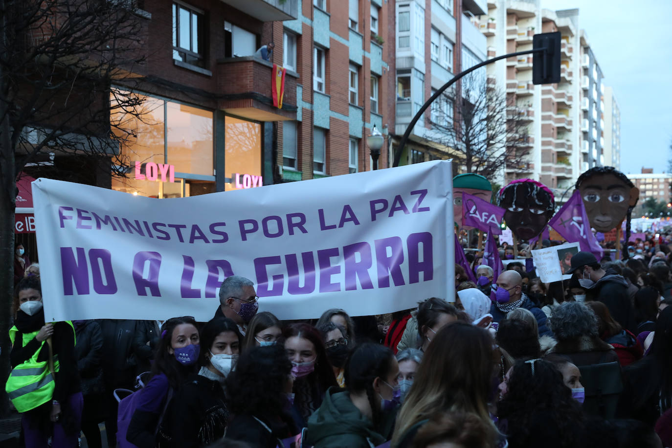 Las mujeres asturianas 'paran' este martes para renovar el impulso en la lucha por la igualdad.Las calles de Gijón se han llenado de miles de personas, unas 5.000, para celebrar el Día Internacional de la Mujer.