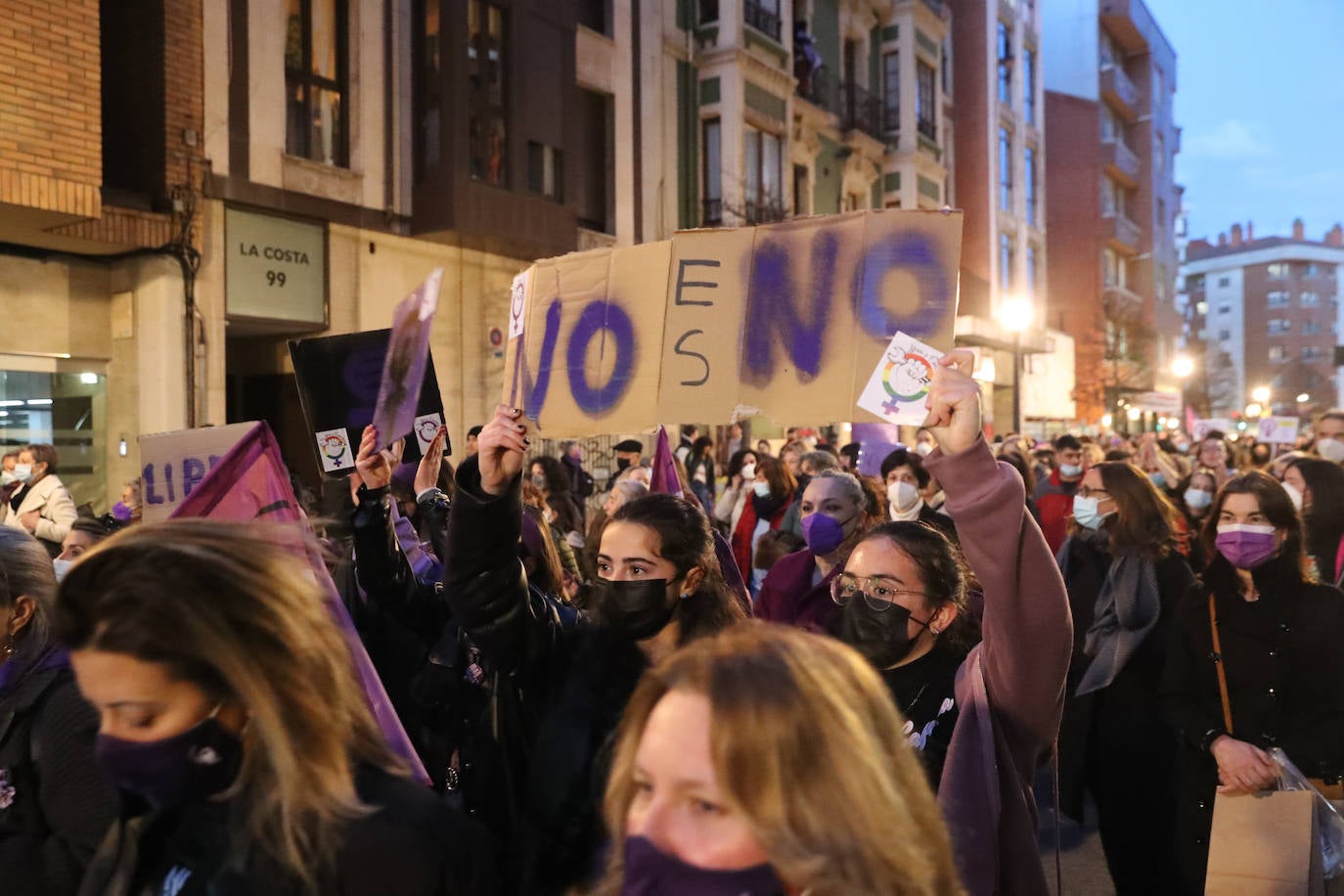 Las mujeres asturianas 'paran' este martes para renovar el impulso en la lucha por la igualdad.Las calles de Gijón se han llenado de miles de personas, unas 5.000, para celebrar el Día Internacional de la Mujer.