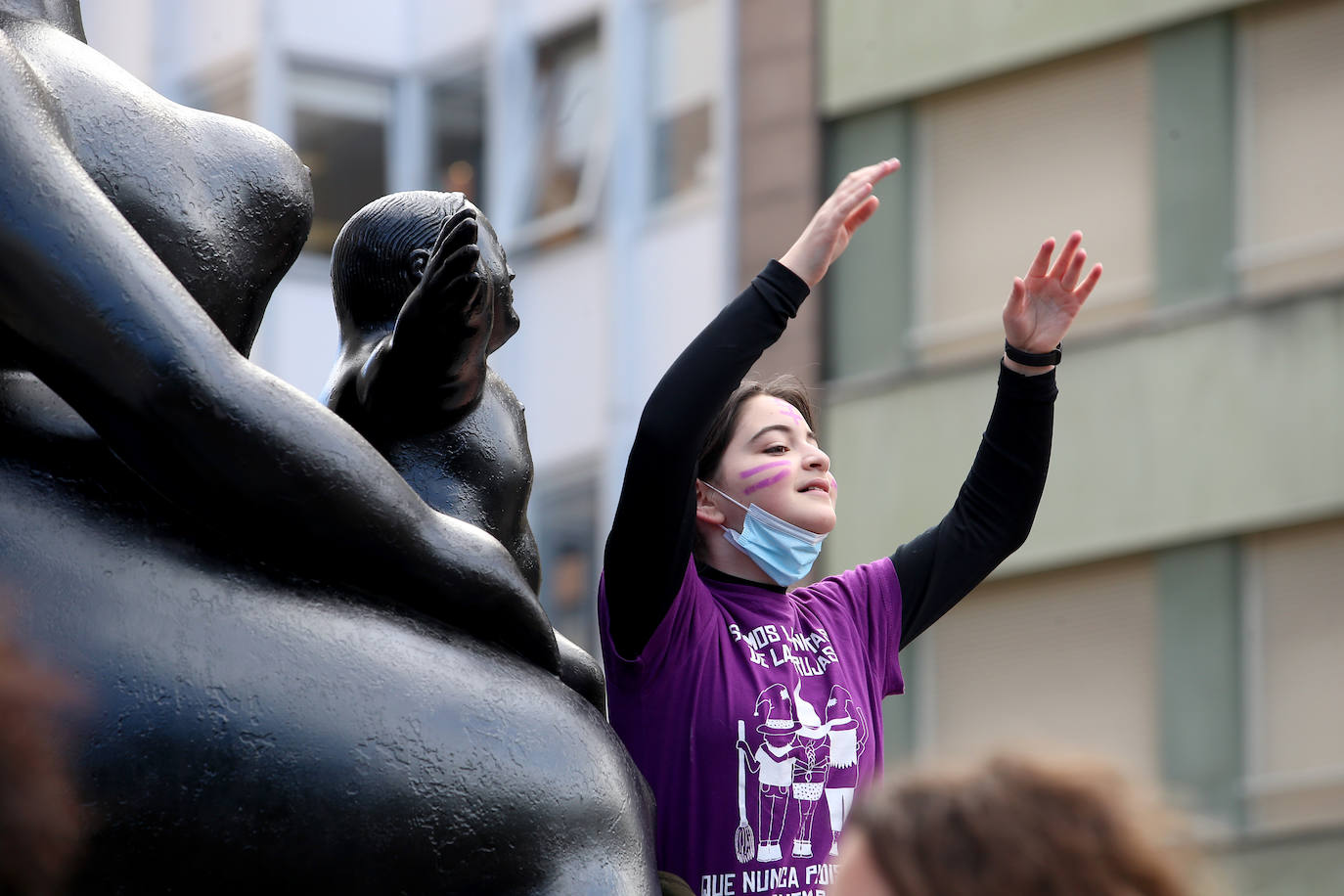 «Tenemos que seguir luchando por un futuro igualitario hasta que no haya que reivindicar nada». Cerca de un centenar de mujeres acompañaron al equipo de gobierno ovetense en la celebración del Día Internacional de la Mujer. Antes, cientos de estudiantes secundaron una marcha reivindicativa por las calles de la capital.