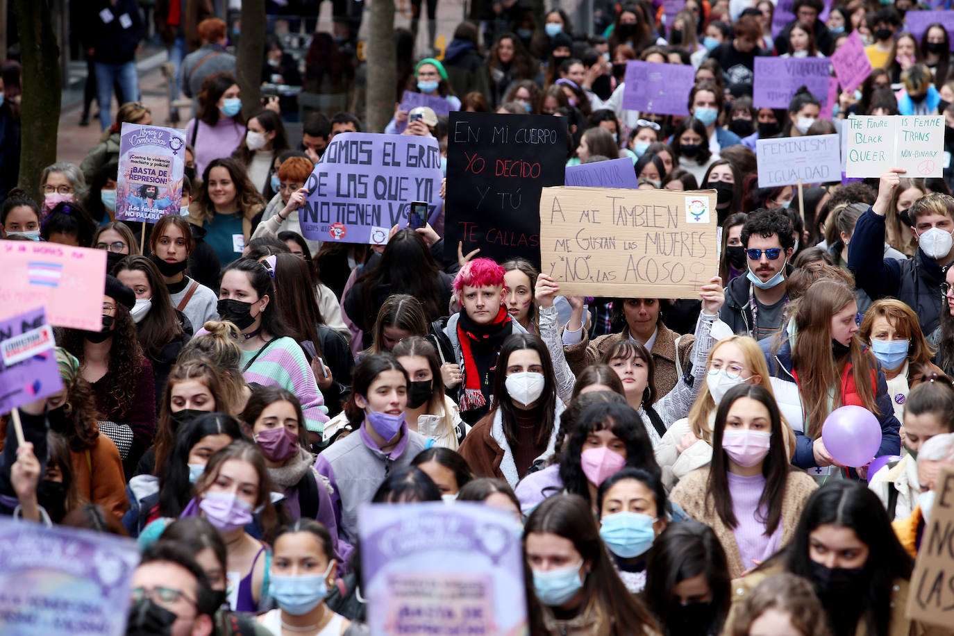 «Tenemos que seguir luchando por un futuro igualitario hasta que no haya que reivindicar nada». Cerca de un centenar de mujeres acompañaron al equipo de gobierno ovetense en la celebración del Día Internacional de la Mujer. Antes, cientos de estudiantes secundaron una marcha reivindicativa por las calles de la capital.