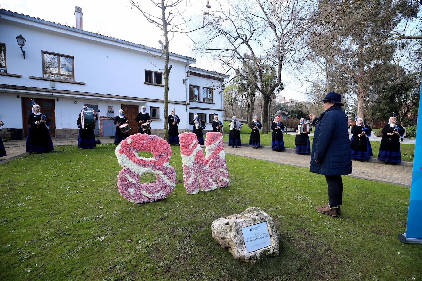 «Tenemos que seguir luchando por un futuro igualitario hasta que no haya que reivindicar nada». Cerca de un centenar de mujeres acompañaron al equipo de gobierno ovetense en la celebración del Día Internacional de la Mujer. Antes, cientos de estudiantes secundaron una marcha reivindicativa por las calles de la capital.