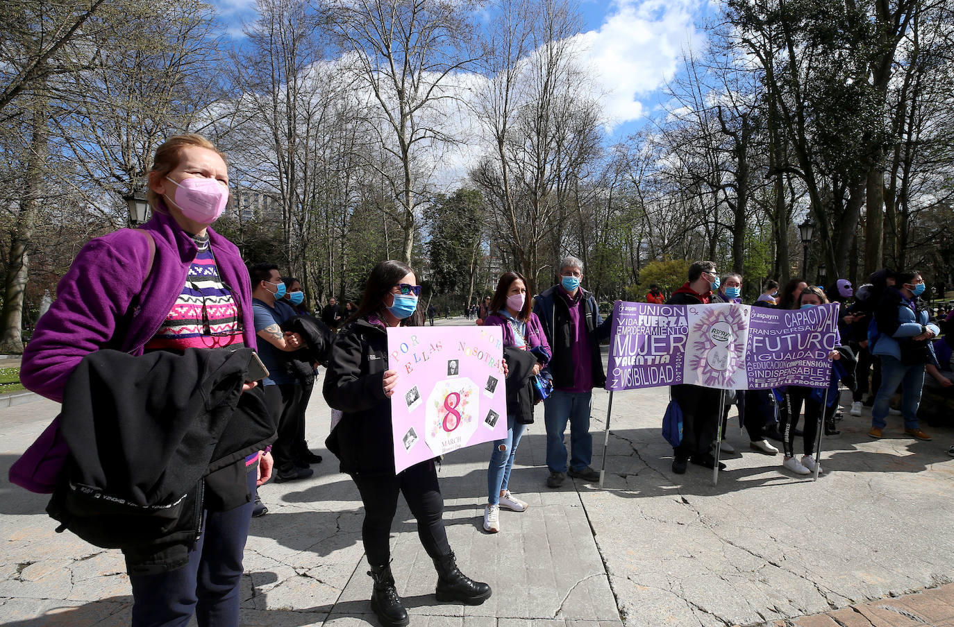 «Tenemos que seguir luchando por un futuro igualitario hasta que no haya que reivindicar nada». Cerca de un centenar de mujeres acompañaron al equipo de gobierno ovetense en la celebración del Día Internacional de la Mujer. Antes, cientos de estudiantes secundaron una marcha reivindicativa por las calles de la capital.