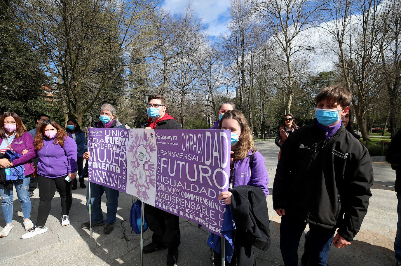 «Tenemos que seguir luchando por un futuro igualitario hasta que no haya que reivindicar nada». Cerca de un centenar de mujeres acompañaron al equipo de gobierno ovetense en la celebración del Día Internacional de la Mujer. Antes, cientos de estudiantes secundaron una marcha reivindicativa por las calles de la capital.