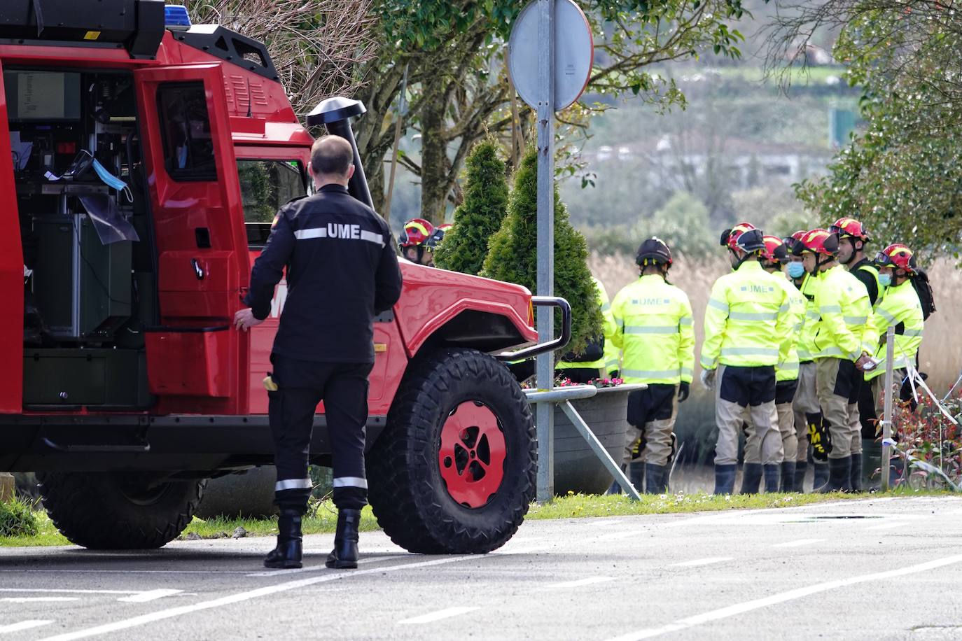 La Unidad Militar de Emergencias (UME) han ayudado, este martes, al Ayuntamiento de Ribadesella a limpiar y despejar el área de desembarco del río Sella que está ubicada bajo el puente de San Román, en el acceso a los Campos de Oba.