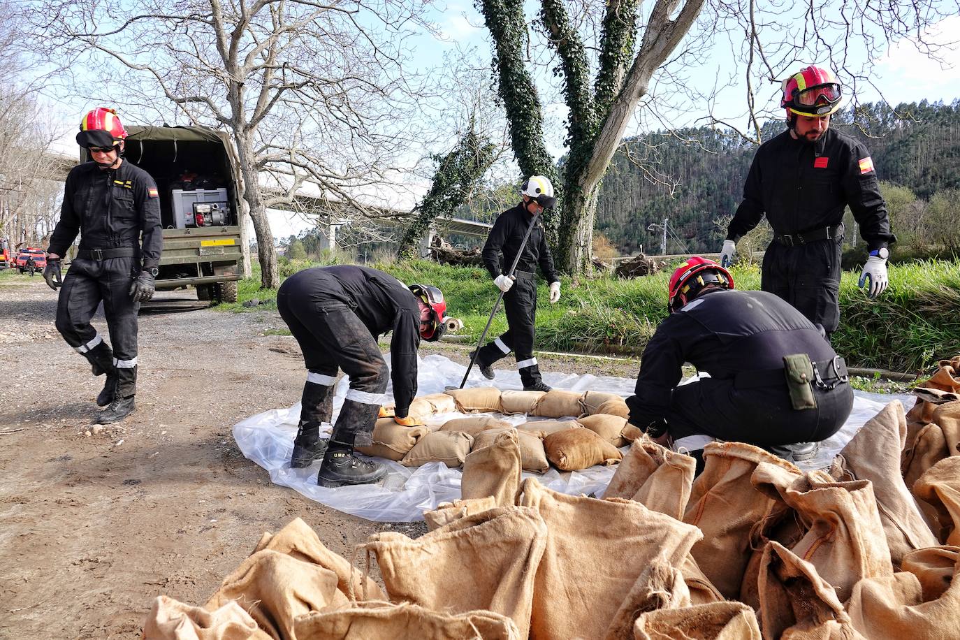 La Unidad Militar de Emergencias (UME) han ayudado, este martes, al Ayuntamiento de Ribadesella a limpiar y despejar el área de desembarco del río Sella que está ubicada bajo el puente de San Román, en el acceso a los Campos de Oba.