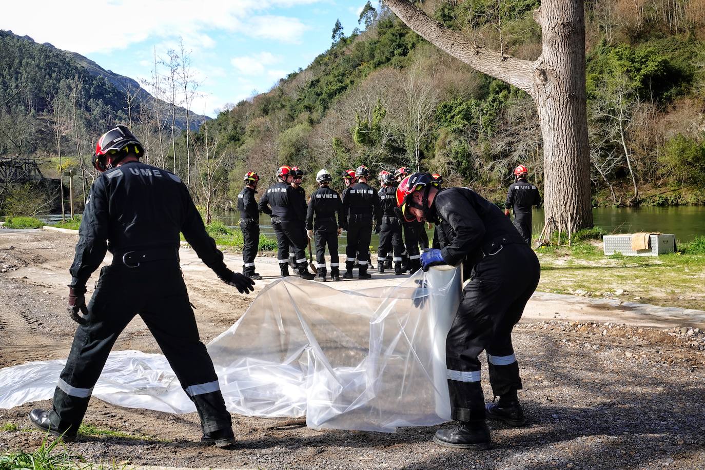 La Unidad Militar de Emergencias (UME) han ayudado, este martes, al Ayuntamiento de Ribadesella a limpiar y despejar el área de desembarco del río Sella que está ubicada bajo el puente de San Román, en el acceso a los Campos de Oba.