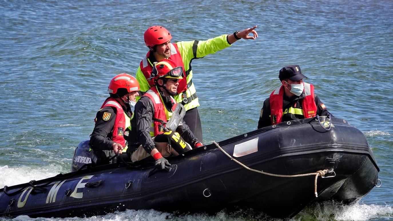 La Unidad Militar de Emergencias (UME) han ayudado, este martes, al Ayuntamiento de Ribadesella a limpiar y despejar el área de desembarco del río Sella que está ubicada bajo el puente de San Román, en el acceso a los Campos de Oba.