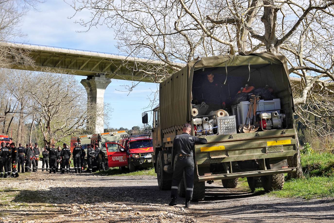 La Unidad Militar de Emergencias (UME) han ayudado, este martes, al Ayuntamiento de Ribadesella a limpiar y despejar el área de desembarco del río Sella que está ubicada bajo el puente de San Román, en el acceso a los Campos de Oba.