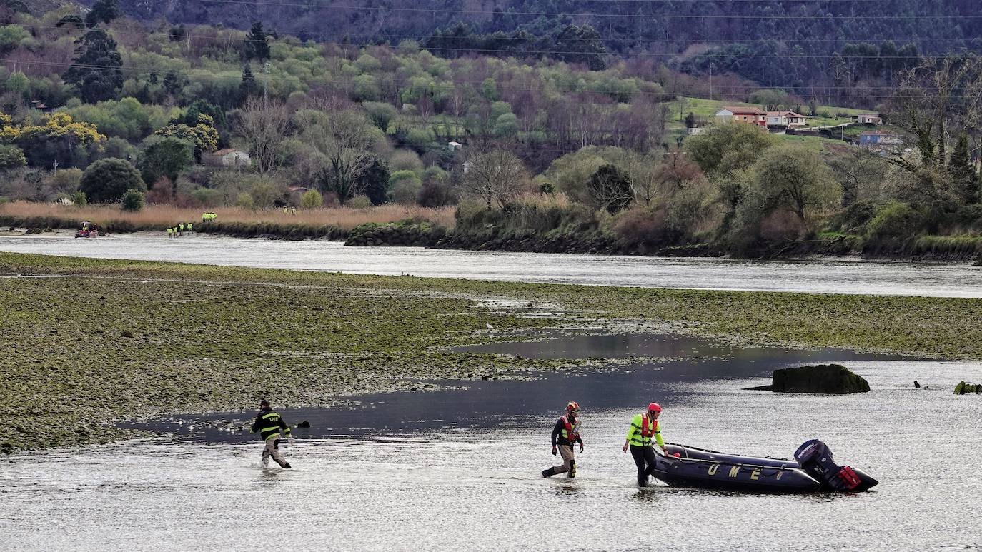 La Unidad Militar de Emergencias (UME) han ayudado, este martes, al Ayuntamiento de Ribadesella a limpiar y despejar el área de desembarco del río Sella que está ubicada bajo el puente de San Román, en el acceso a los Campos de Oba.