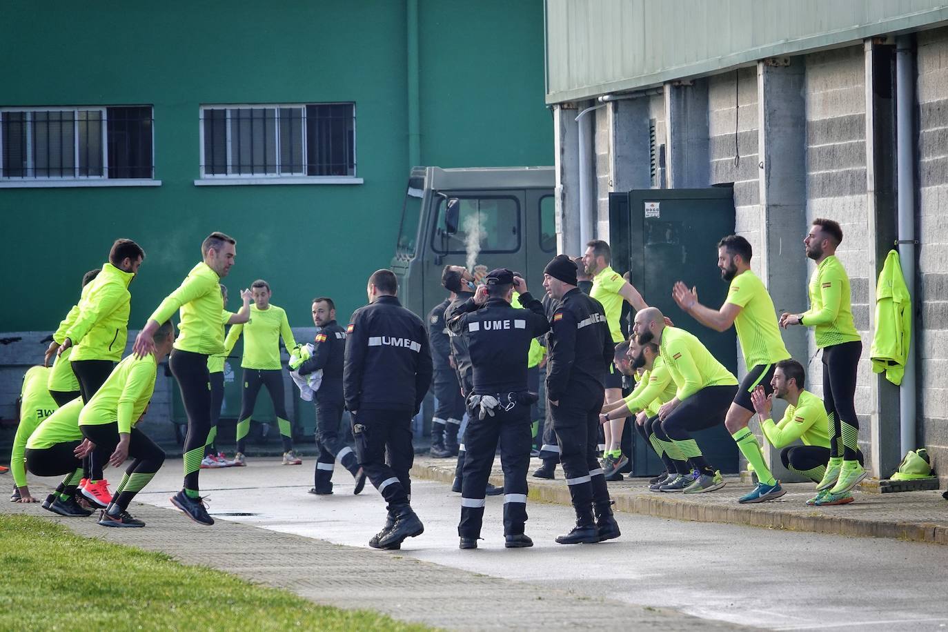 La Unidad Militar de Emergencias (UME) han ayudado, este martes, al Ayuntamiento de Ribadesella a limpiar y despejar el área de desembarco del río Sella que está ubicada bajo el puente de San Román, en el acceso a los Campos de Oba.