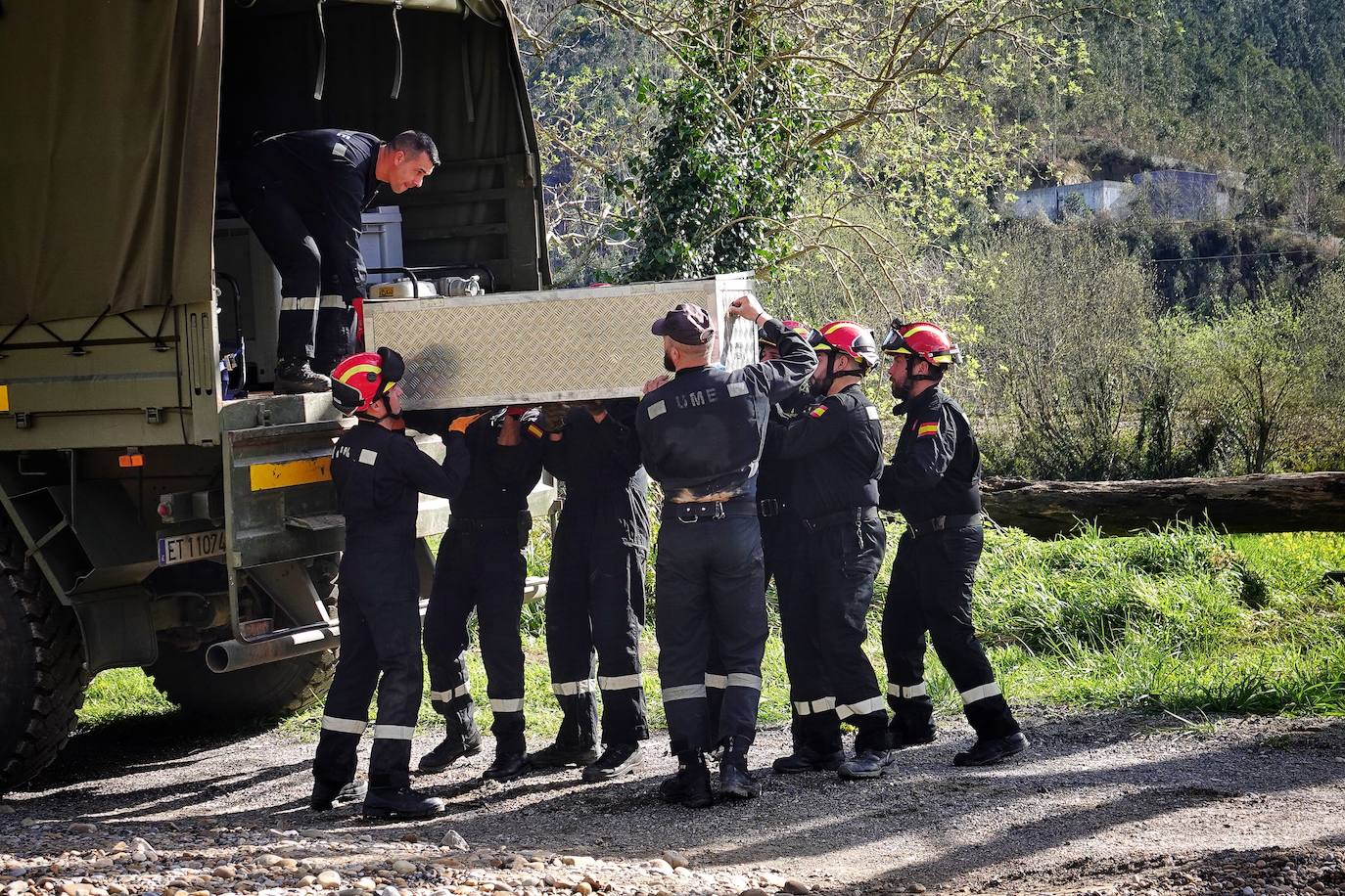 La Unidad Militar de Emergencias (UME) han ayudado, este martes, al Ayuntamiento de Ribadesella a limpiar y despejar el área de desembarco del río Sella que está ubicada bajo el puente de San Román, en el acceso a los Campos de Oba.