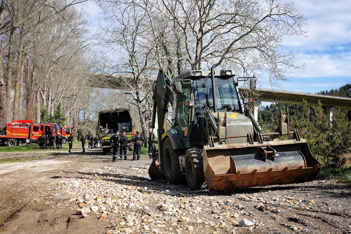 La Unidad Militar de Emergencias (UME) han ayudado, este martes, al Ayuntamiento de Ribadesella a limpiar y despejar el área de desembarco del río Sella que está ubicada bajo el puente de San Román, en el acceso a los Campos de Oba.