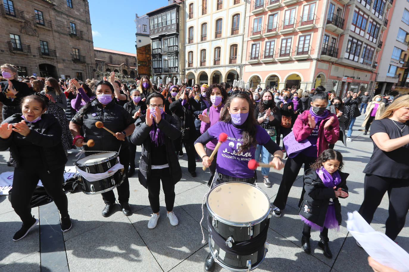 Fotos: 8M, Día de la Mujer. Avilés, «por la dignidad de todas»