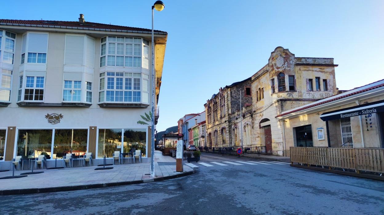El edificio, que se encuentra en el entorno del puerto, presenta un notable estado de abandono. 