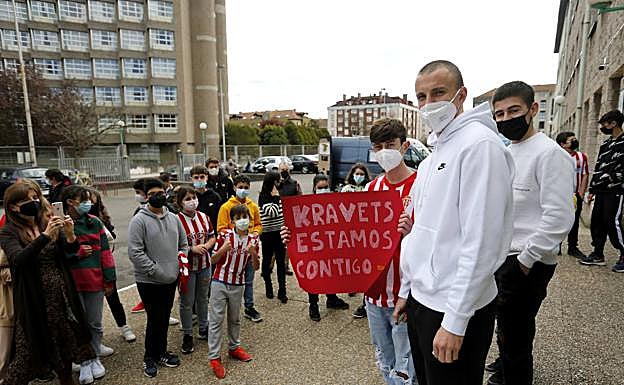 El jugador ucraniano del Sporting, esta mañana, a su llegadas al IES Motevil de Gijón