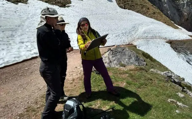 Luna Adrados, con su pizarra, durante una ruta de geoturismo de las que organiza