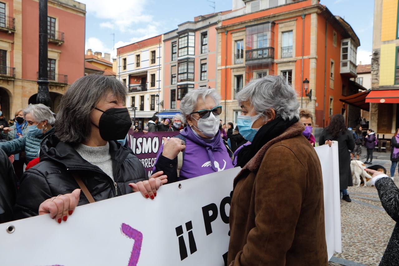 Decenas de estudiantes se han manifestado desde la plaza del Parchís a la plaza Mayor con motivo del Día Internacional de la Mujer, en defensa de una igualdad efectiva. «Ni una menos, vivas nos queremos» o «De Norte a Sur, de Este a Oeste, la lucha sigue, cueste lo que cueste», han sido algunos de los vítores que se han podido escuchar.