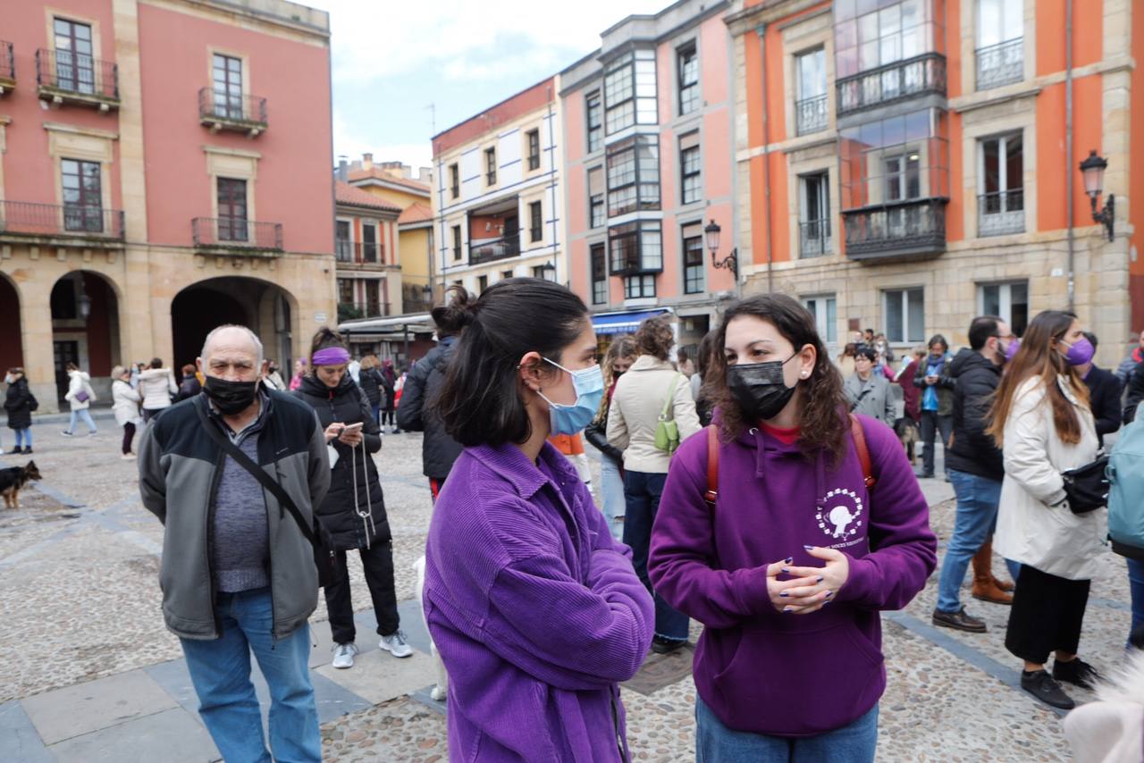 Decenas de estudiantes se han manifestado desde la plaza del Parchís a la plaza Mayor con motivo del Día Internacional de la Mujer, en defensa de una igualdad efectiva. «Ni una menos, vivas nos queremos» o «De Norte a Sur, de Este a Oeste, la lucha sigue, cueste lo que cueste», han sido algunos de los vítores que se han podido escuchar.