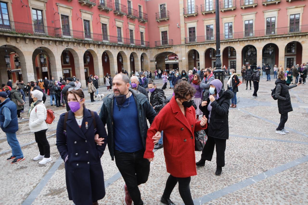 Decenas de estudiantes se han manifestado desde la plaza del Parchís a la plaza Mayor con motivo del Día Internacional de la Mujer, en defensa de una igualdad efectiva. «Ni una menos, vivas nos queremos» o «De Norte a Sur, de Este a Oeste, la lucha sigue, cueste lo que cueste», han sido algunos de los vítores que se han podido escuchar.