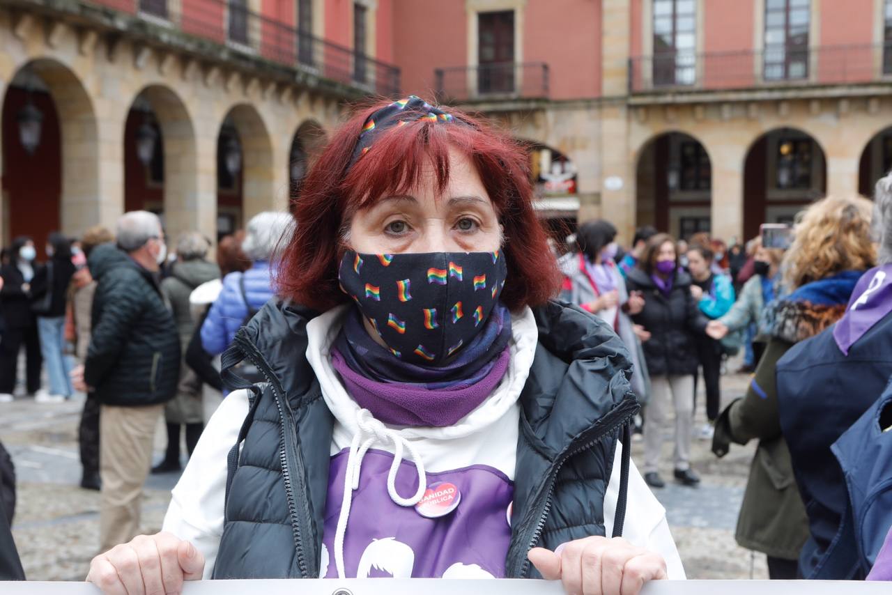 Decenas de estudiantes se han manifestado desde la plaza del Parchís a la plaza Mayor con motivo del Día Internacional de la Mujer, en defensa de una igualdad efectiva. «Ni una menos, vivas nos queremos» o «De Norte a Sur, de Este a Oeste, la lucha sigue, cueste lo que cueste», han sido algunos de los vítores que se han podido escuchar.