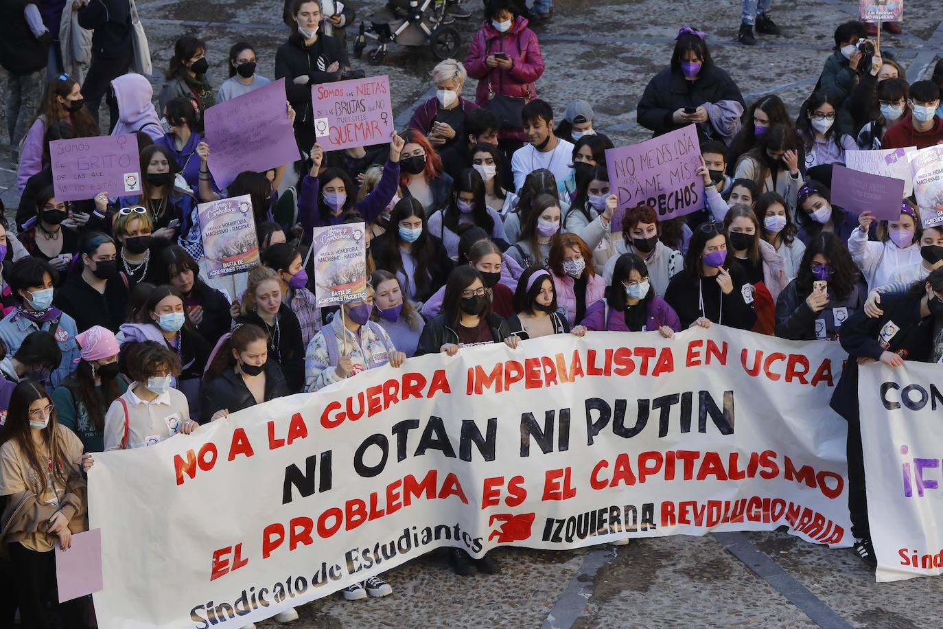 Decenas de estudiantes se han manifestado desde la plaza del Parchís a la plaza Mayor con motivo del Día Internacional de la Mujer, en defensa de una igualdad efectiva. «Ni una menos, vivas nos queremos» o «De Norte a Sur, de Este a Oeste, la lucha sigue, cueste lo que cueste», han sido algunos de los vítores que se han podido escuchar.