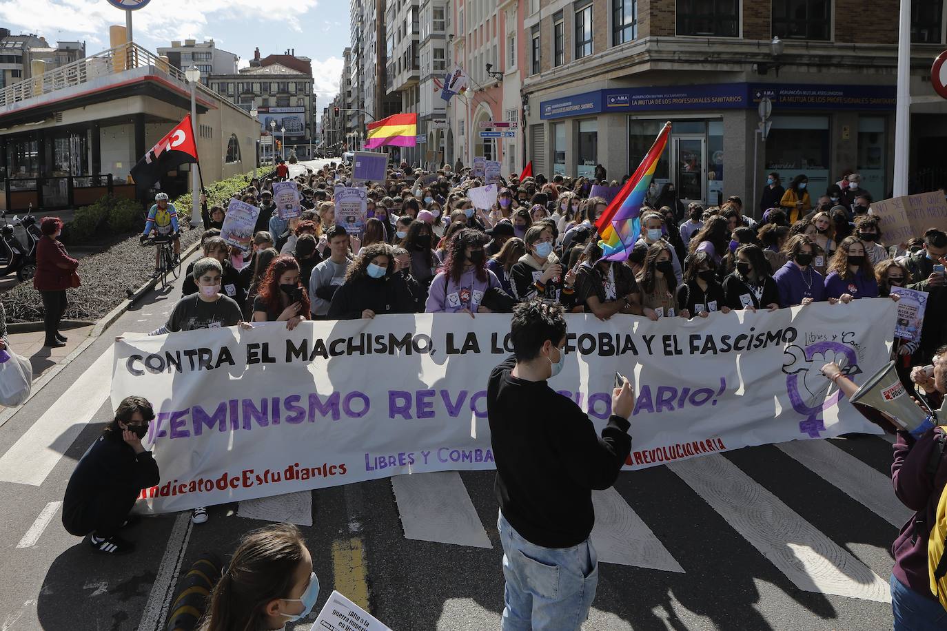 Decenas de estudiantes se han manifestado desde la plaza del Parchís a la plaza Mayor con motivo del Día Internacional de la Mujer, en defensa de una igualdad efectiva. «Ni una menos, vivas nos queremos» o «De Norte a Sur, de Este a Oeste, la lucha sigue, cueste lo que cueste», han sido algunos de los vítores que se han podido escuchar.