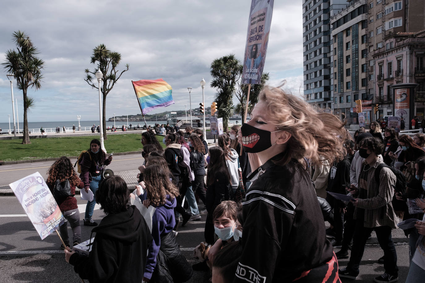 Decenas de estudiantes se han manifestado desde la plaza del Parchís a la plaza Mayor con motivo del Día Internacional de la Mujer, en defensa de una igualdad efectiva. «Ni una menos, vivas nos queremos» o «De Norte a Sur, de Este a Oeste, la lucha sigue, cueste lo que cueste», han sido algunos de los vítores que se han podido escuchar.