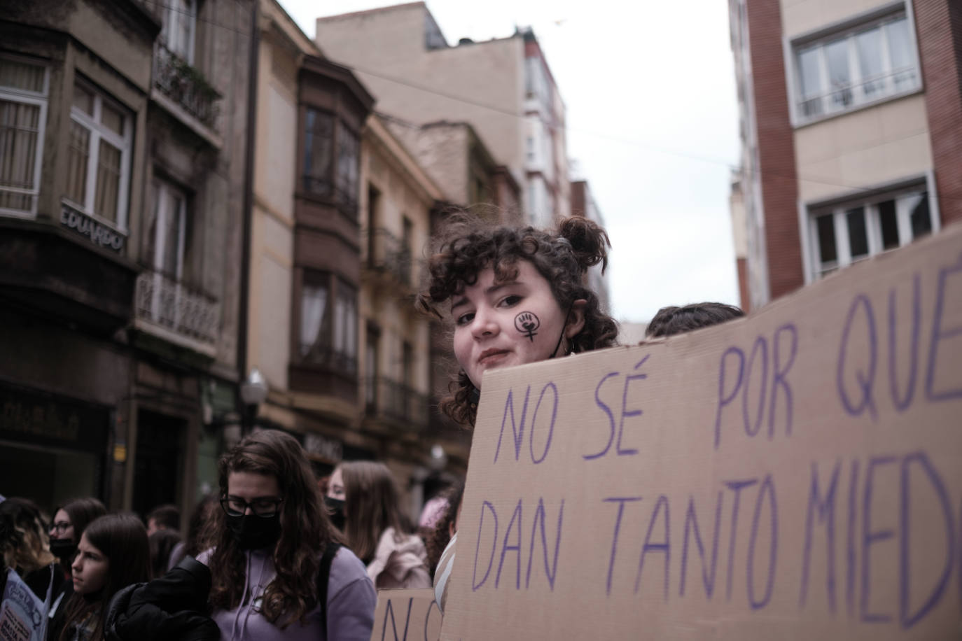 Decenas de estudiantes se han manifestado desde la plaza del Parchís a la plaza Mayor con motivo del Día Internacional de la Mujer, en defensa de una igualdad efectiva. «Ni una menos, vivas nos queremos» o «De Norte a Sur, de Este a Oeste, la lucha sigue, cueste lo que cueste», han sido algunos de los vítores que se han podido escuchar.