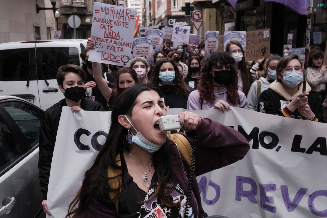 Decenas de estudiantes se han manifestado desde la plaza del Parchís a la plaza Mayor con motivo del Día Internacional de la Mujer, en defensa de una igualdad efectiva. «Ni una menos, vivas nos queremos» o «De Norte a Sur, de Este a Oeste, la lucha sigue, cueste lo que cueste», han sido algunos de los vítores que se han podido escuchar.