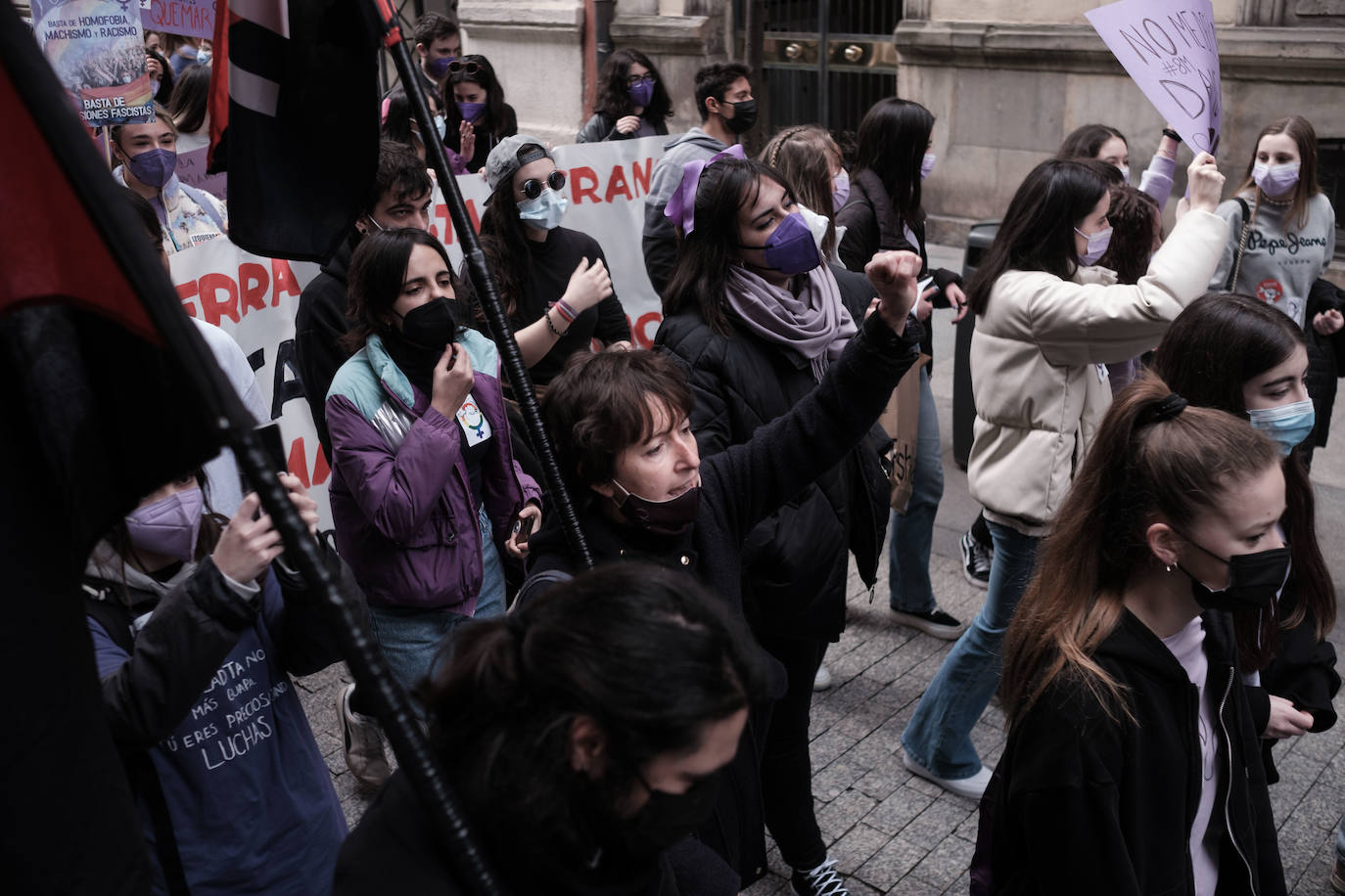 Decenas de estudiantes se han manifestado desde la plaza del Parchís a la plaza Mayor con motivo del Día Internacional de la Mujer, en defensa de una igualdad efectiva. «Ni una menos, vivas nos queremos» o «De Norte a Sur, de Este a Oeste, la lucha sigue, cueste lo que cueste», han sido algunos de los vítores que se han podido escuchar.