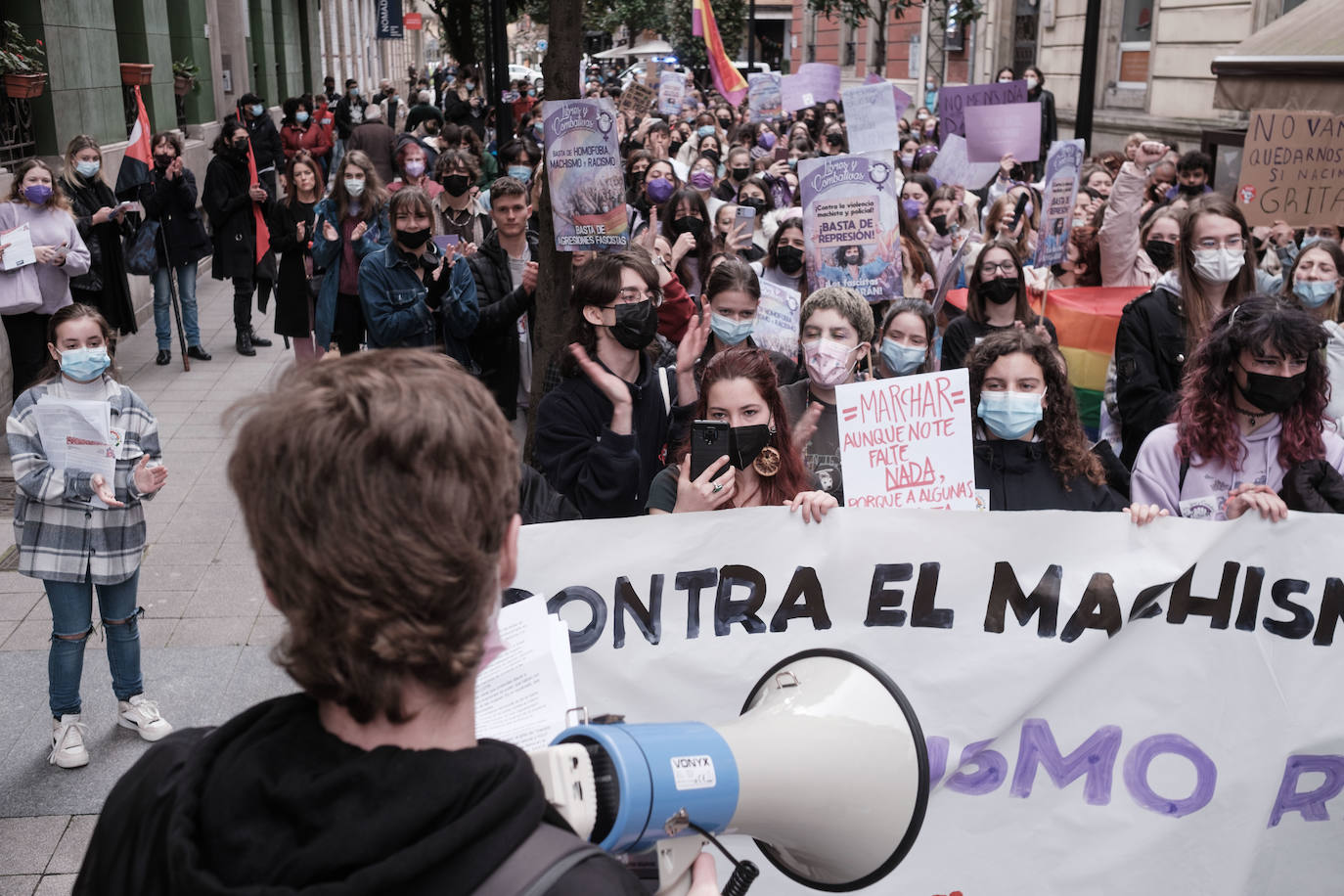 Decenas de estudiantes se han manifestado desde la plaza del Parchís a la plaza Mayor con motivo del Día Internacional de la Mujer, en defensa de una igualdad efectiva. «Ni una menos, vivas nos queremos» o «De Norte a Sur, de Este a Oeste, la lucha sigue, cueste lo que cueste», han sido algunos de los vítores que se han podido escuchar.