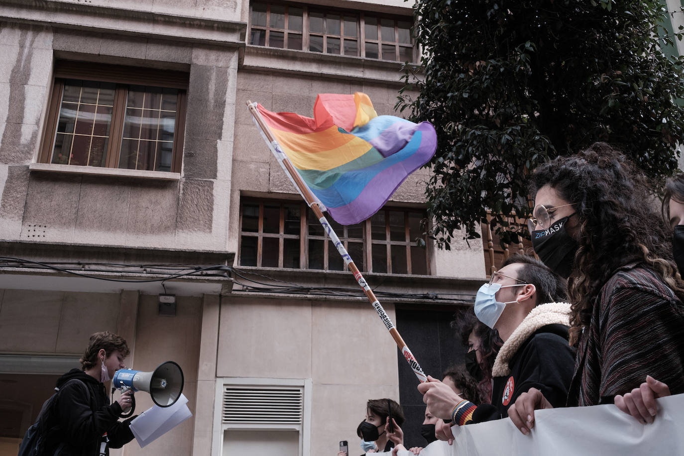 Decenas de estudiantes se han manifestado desde la plaza del Parchís a la plaza Mayor con motivo del Día Internacional de la Mujer, en defensa de una igualdad efectiva. «Ni una menos, vivas nos queremos» o «De Norte a Sur, de Este a Oeste, la lucha sigue, cueste lo que cueste», han sido algunos de los vítores que se han podido escuchar.