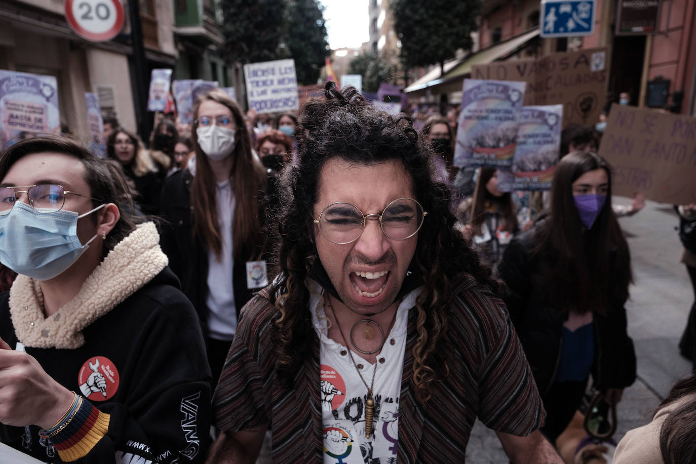 Decenas de estudiantes se han manifestado desde la plaza del Parchís a la plaza Mayor con motivo del Día Internacional de la Mujer, en defensa de una igualdad efectiva. «Ni una menos, vivas nos queremos» o «De Norte a Sur, de Este a Oeste, la lucha sigue, cueste lo que cueste», han sido algunos de los vítores que se han podido escuchar.