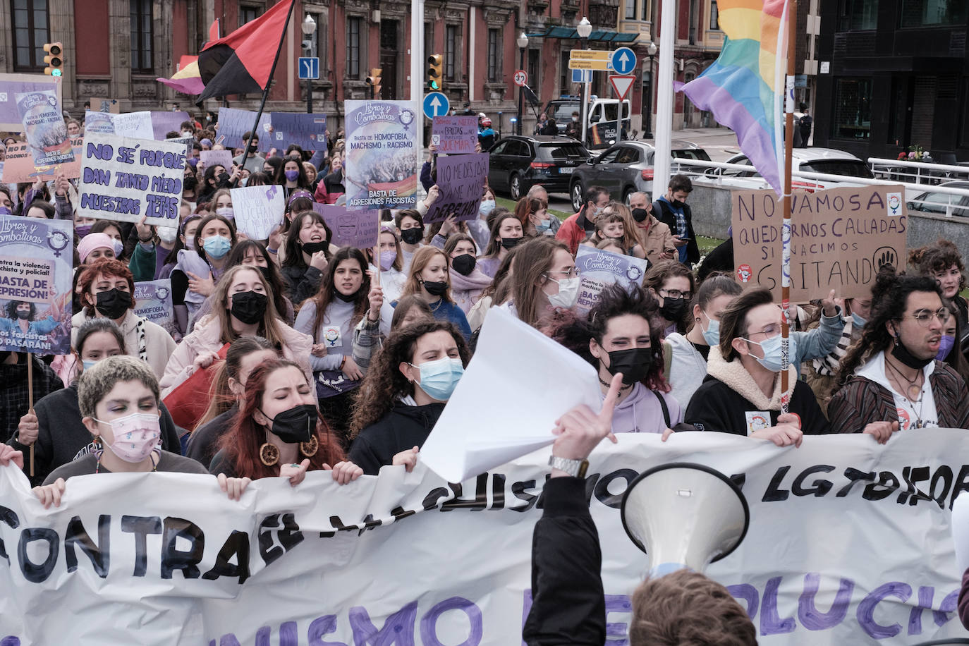 Decenas de estudiantes se han manifestado desde la plaza del Parchís a la plaza Mayor con motivo del Día Internacional de la Mujer, en defensa de una igualdad efectiva. «Ni una menos, vivas nos queremos» o «De Norte a Sur, de Este a Oeste, la lucha sigue, cueste lo que cueste», han sido algunos de los vítores que se han podido escuchar.