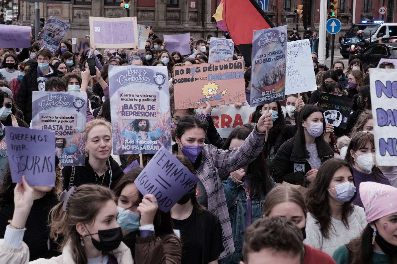 Decenas de estudiantes se han manifestado desde la plaza del Parchís a la plaza Mayor con motivo del Día Internacional de la Mujer, en defensa de una igualdad efectiva. «Ni una menos, vivas nos queremos» o «De Norte a Sur, de Este a Oeste, la lucha sigue, cueste lo que cueste», han sido algunos de los vítores que se han podido escuchar.