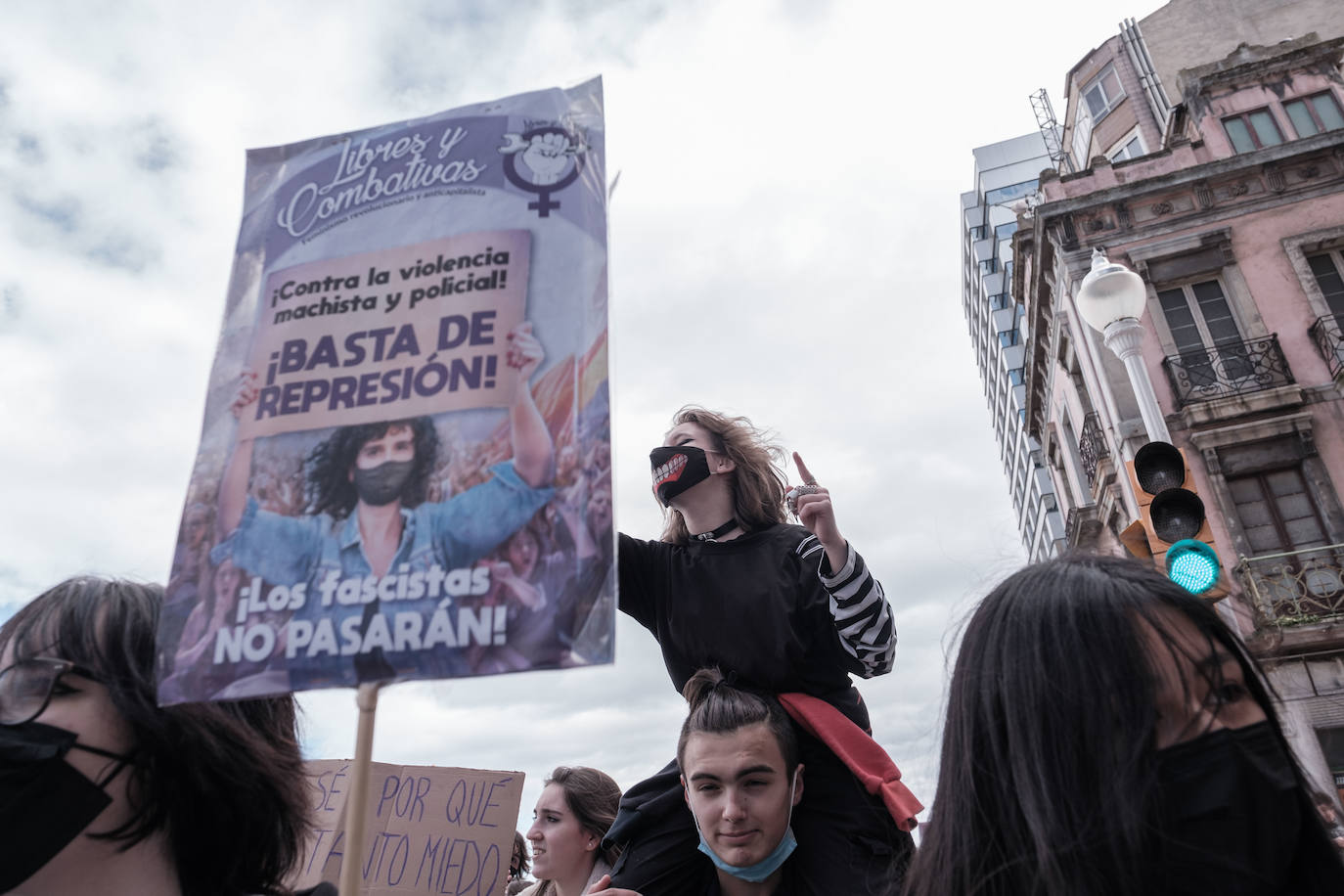 Decenas de estudiantes se han manifestado desde la plaza del Parchís a la plaza Mayor con motivo del Día Internacional de la Mujer, en defensa de una igualdad efectiva. «Ni una menos, vivas nos queremos» o «De Norte a Sur, de Este a Oeste, la lucha sigue, cueste lo que cueste», han sido algunos de los vítores que se han podido escuchar.