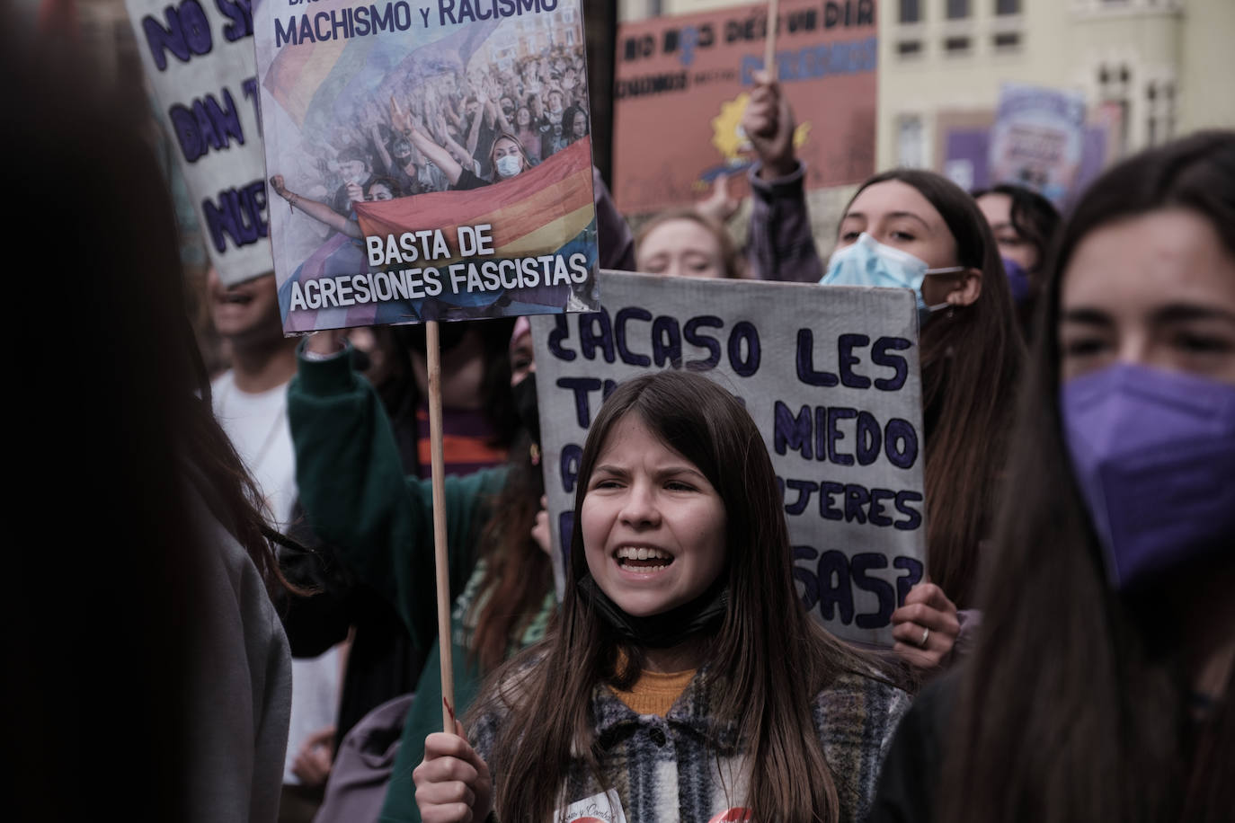 Decenas de estudiantes se han manifestado desde la plaza del Parchís a la plaza Mayor con motivo del Día Internacional de la Mujer, en defensa de una igualdad efectiva. «Ni una menos, vivas nos queremos» o «De Norte a Sur, de Este a Oeste, la lucha sigue, cueste lo que cueste», han sido algunos de los vítores que se han podido escuchar.