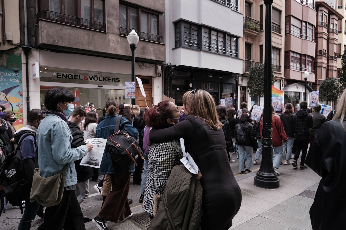 Decenas de estudiantes se han manifestado desde la plaza del Parchís a la plaza Mayor con motivo del Día Internacional de la Mujer, en defensa de una igualdad efectiva. «Ni una menos, vivas nos queremos» o «De Norte a Sur, de Este a Oeste, la lucha sigue, cueste lo que cueste», han sido algunos de los vítores que se han podido escuchar.