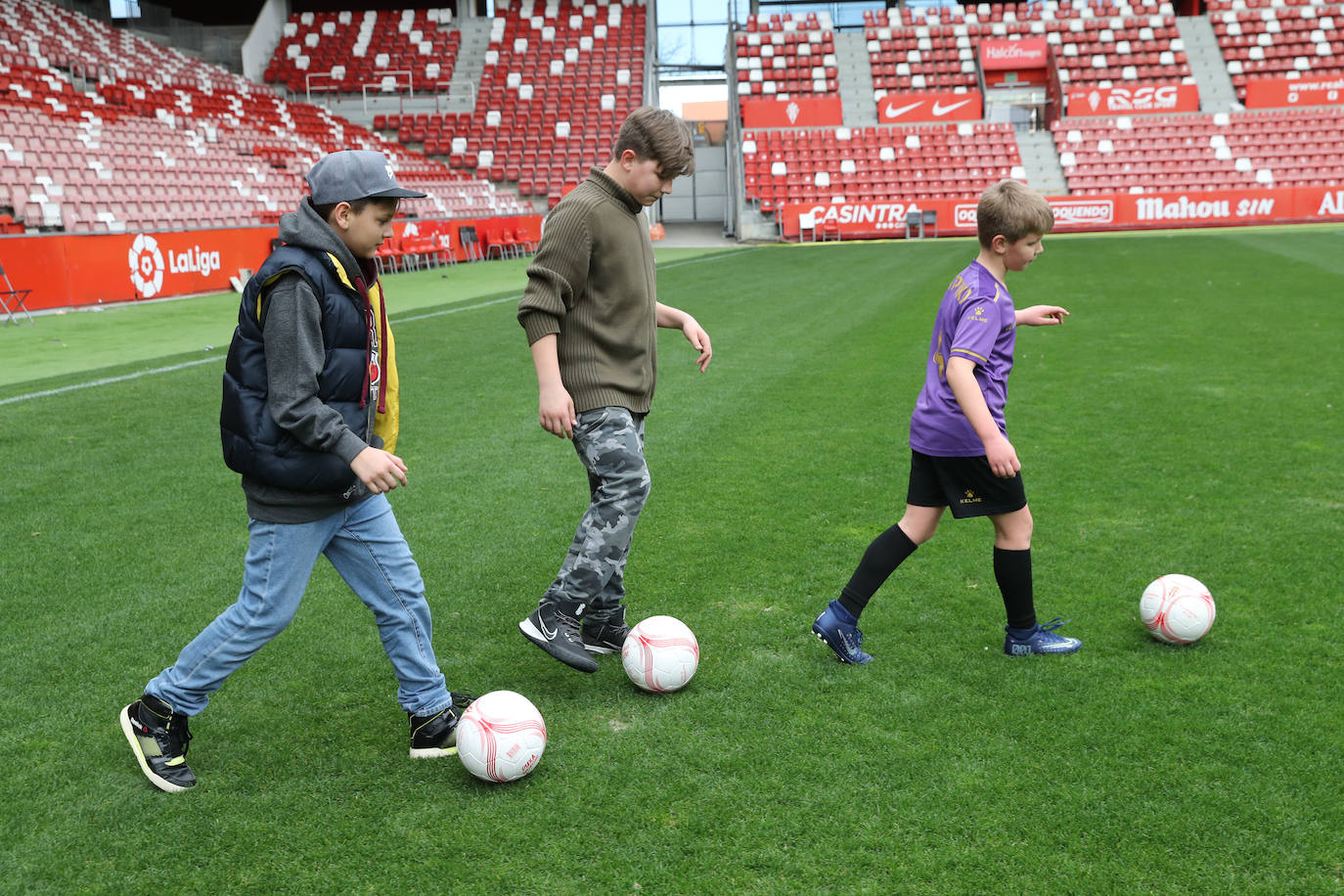 El jugador ucraniano del Sporting de Gijón, Vasyl Kravets, acudió este martes al IES Montevil para agradecer a docentes y estudiantes la organización de una recogida de alimentos y medicamentos para enviar a su país. Por la tarde, se encargó de recibir a una de las familias de refugiados llegadas a Gijón a las que entregó obsequios del club rojiblanco