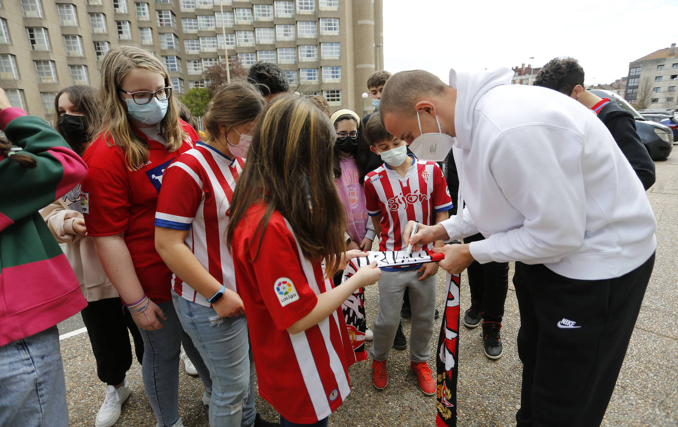 El jugador ucraniano del Sporting de Gijón, Vasyl Kravets, acudió este martes al IES Montevil para agradecer a docentes y estudiantes la organización de una recogida de alimentos y medicamentos para enviar a su país. Por la tarde, se encargó de recibir a una de las familias de refugiados llegadas a Gijón a las que entregó obsequios del club rojiblanco