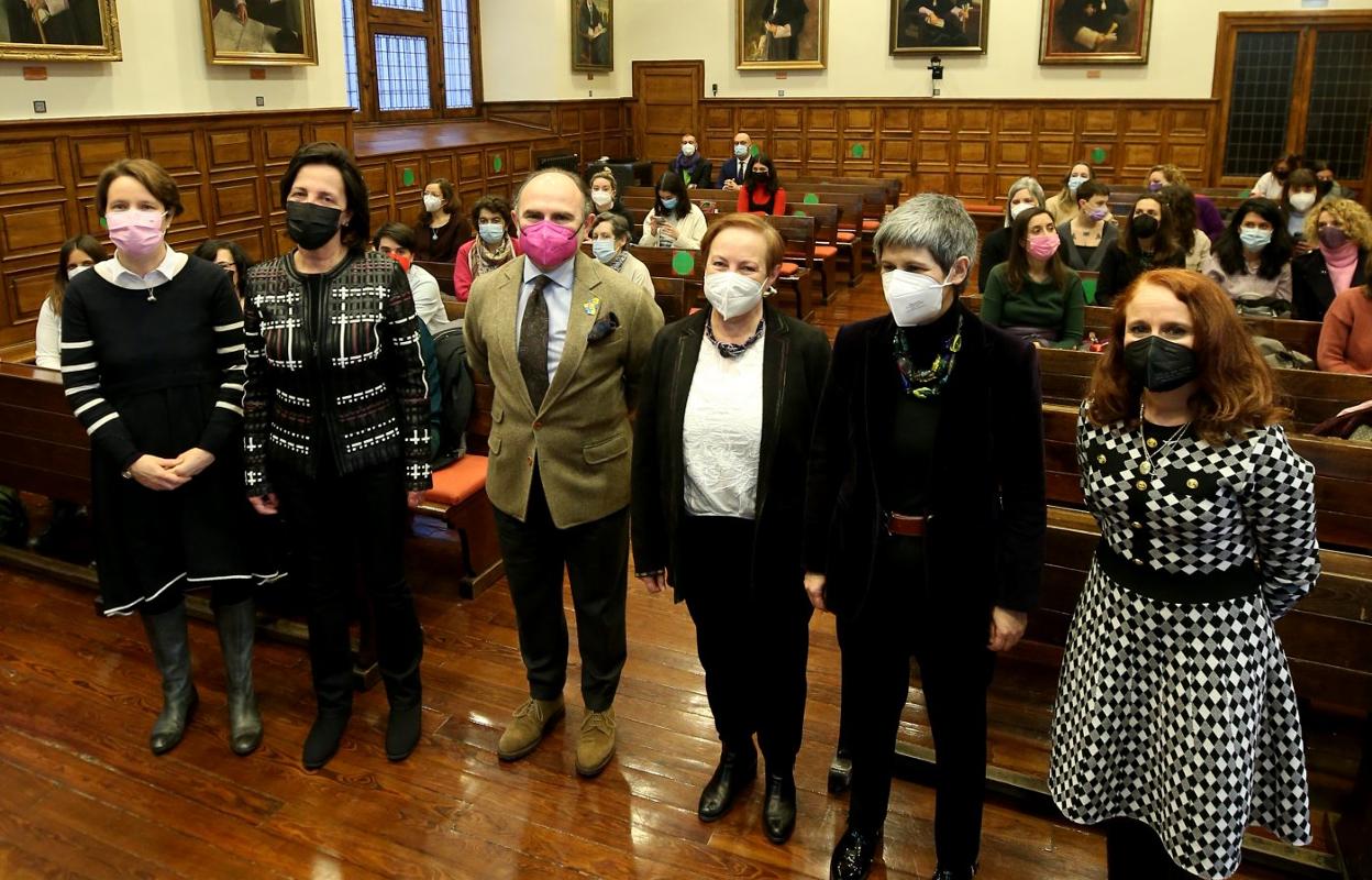 Por la izquierda, Dominique Ninanne, Margarita Blanco Höslcher, Ignacio Villaverde, Isabel Carrera, Carmen Alfonso y Paz Menéndez Sebastián, ayer, durante el acto académico de conmemotación del 8M. 