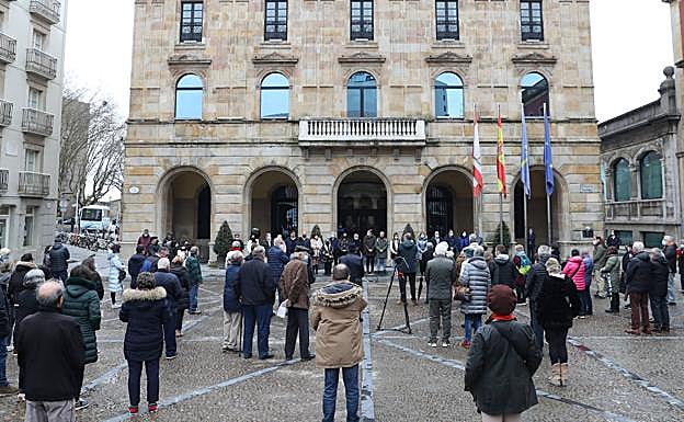 Concentración a las puertas del Consistorio gijonés.