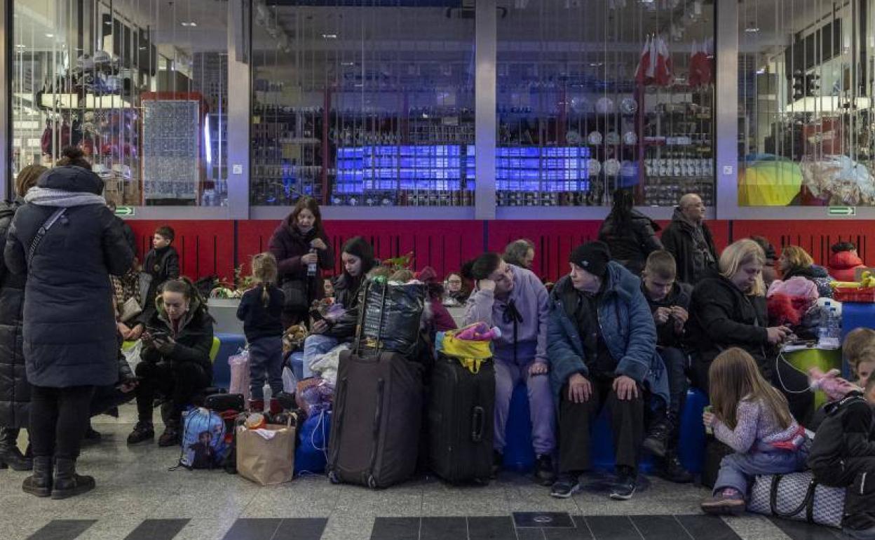 Refugiados ucranianos en la estación de Cracovia (Polonia).