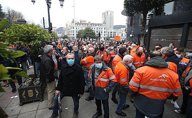 Concentración de los trabajadores de Arcelor ante la Junta General.